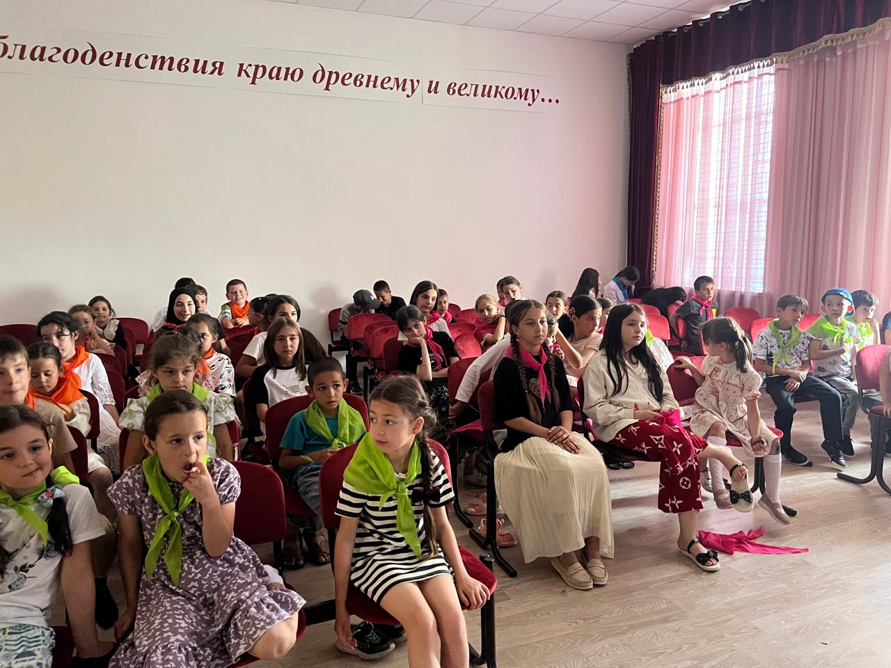 В актовом зале для детей был представлен показ мультфильмов.